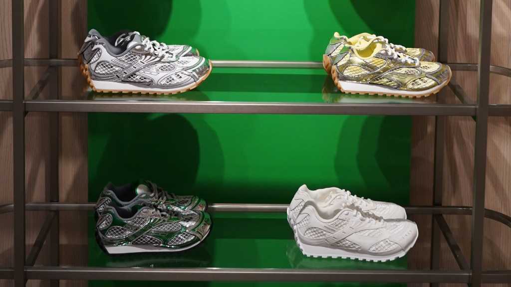 bottega-veneta-apresenta-novo-sneaker-orbit-flash-capa-140725