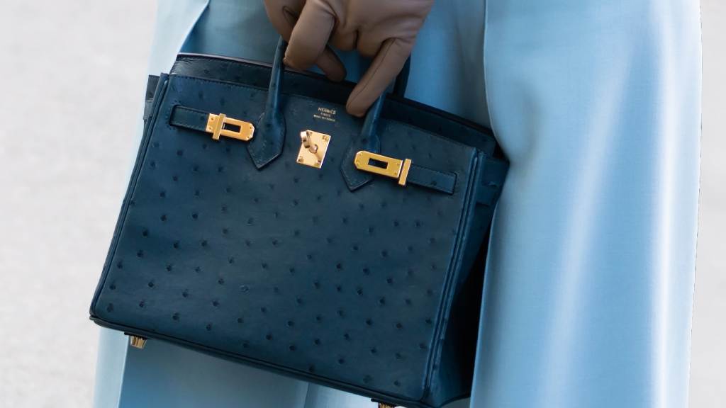capa-birkin-original-de-jane-birkin-e-vendida-por-7-milhoes-de-euros-e-se-torna-a-bolsa-mais-cara-ja-leiloada-100725