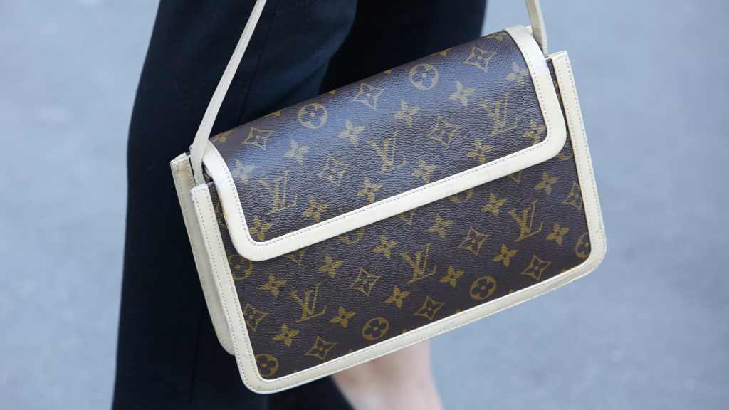 A nova bolsa Express da Louis Vuitton apareceu na coleção de Inverno 2026 com linhas minimalistas, couro estruturado e proposta de luxo versátil. Veja todos os detalhes.