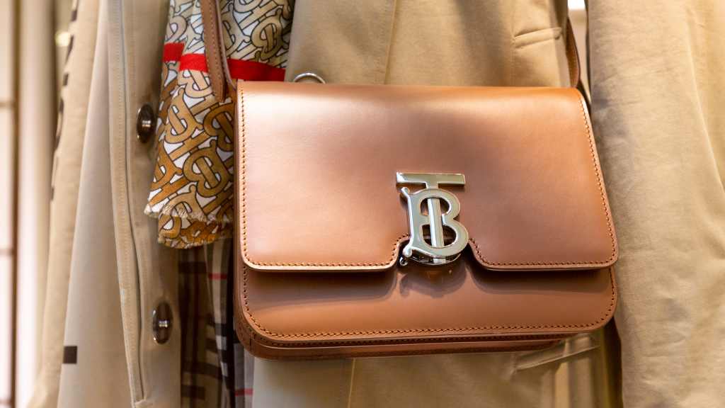 estilos-de-bolsas-burberry-que-vao-te-surpreender-e-fugir-da-mesmice-tote-hobo-crossbody-mochila-280725