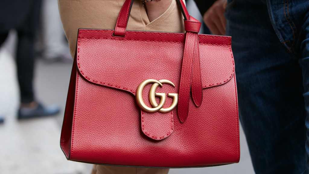 Saiba por que o Desfile de estreia de Demna na Gucci foi antecipado para setembro de 2025 durante a MFW e o que esperar dessa nova era.