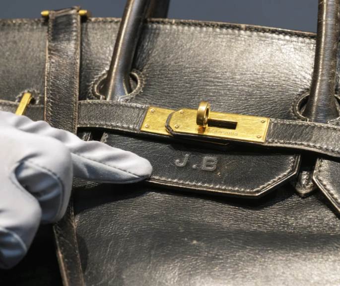 Foto das iniicias da atriz Jane Birkin gravada na primeira Bolsa Birkin da Hemès leiolada por 7 milhões de euros.