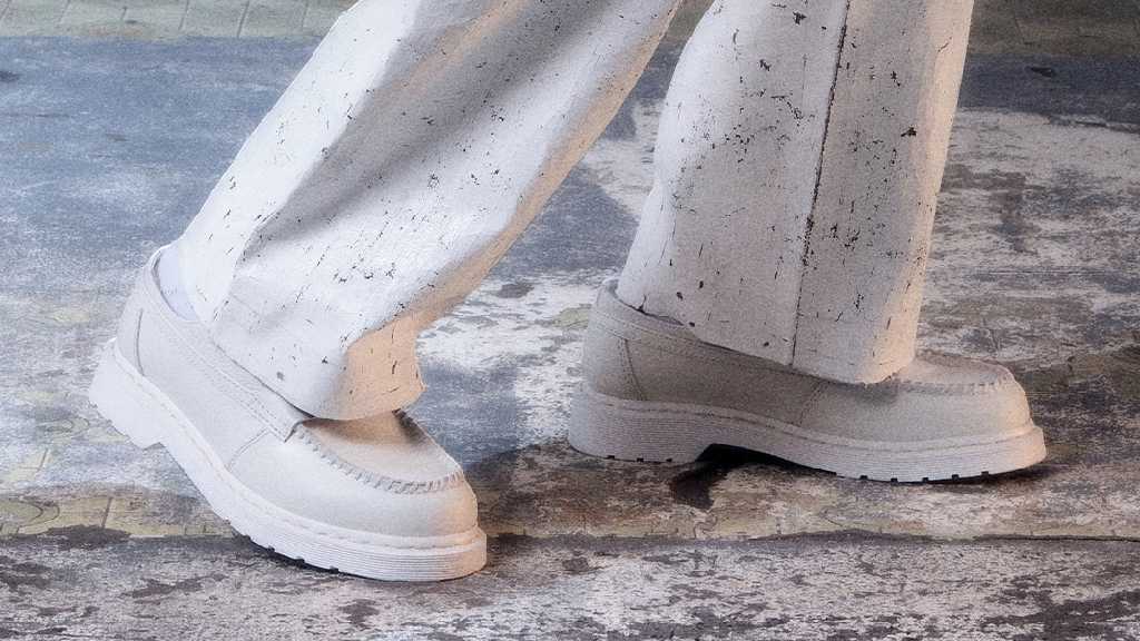 Foto do Modelo 1461/Penton híbrido da collab MM6 Maison Margiela e Dr. Martens.