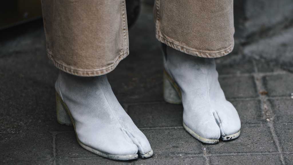 mm6-maison-margiela-e-dr-martens-lancam-sapatos-que-desafiam-a-moda-de-luxo-capa-tabi-shoes