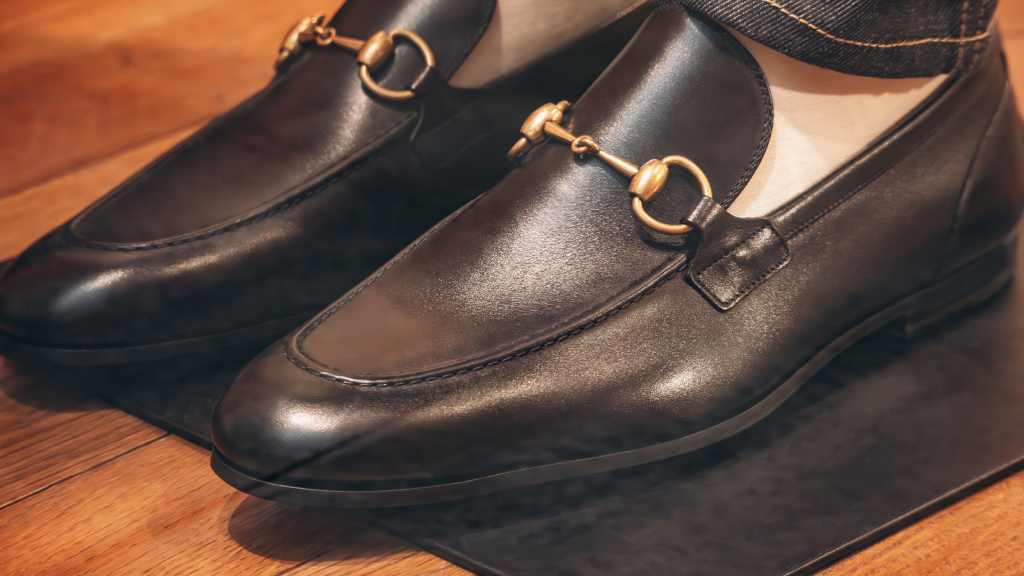 Confira 3 sapatos masculinos de luxo que são ótimos presentes de Dia dos Pais — com modelos icônicos de marcas como Gucci, Dior e Louis Vuitton.