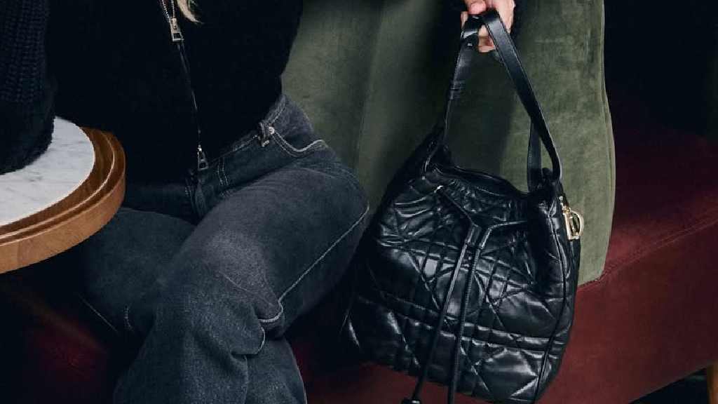 Foto da Bolsa D-Motion em couro preto.