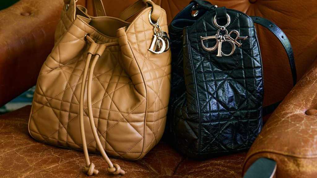 Foto de novo lançamento de bolsa Dior para 2025 a buket bag D-Motion.