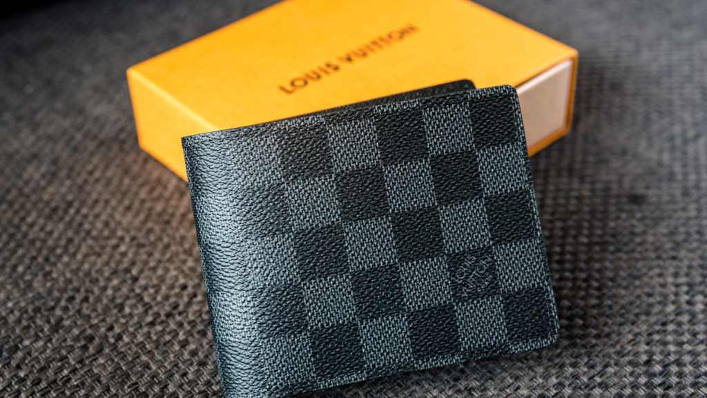 Descubra os melhores presentes das marcas francesas masculinas para o Dia dos Pais. Um guia elegante com curadoria de luxo e estilo.