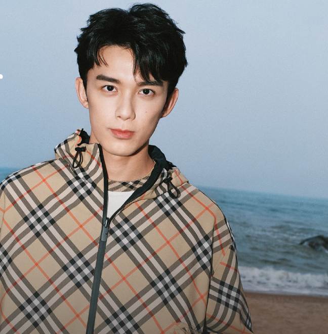 Foto do novo embaixador da Burberry Wu Lei com jaqueta com famoso xadrez da marca.