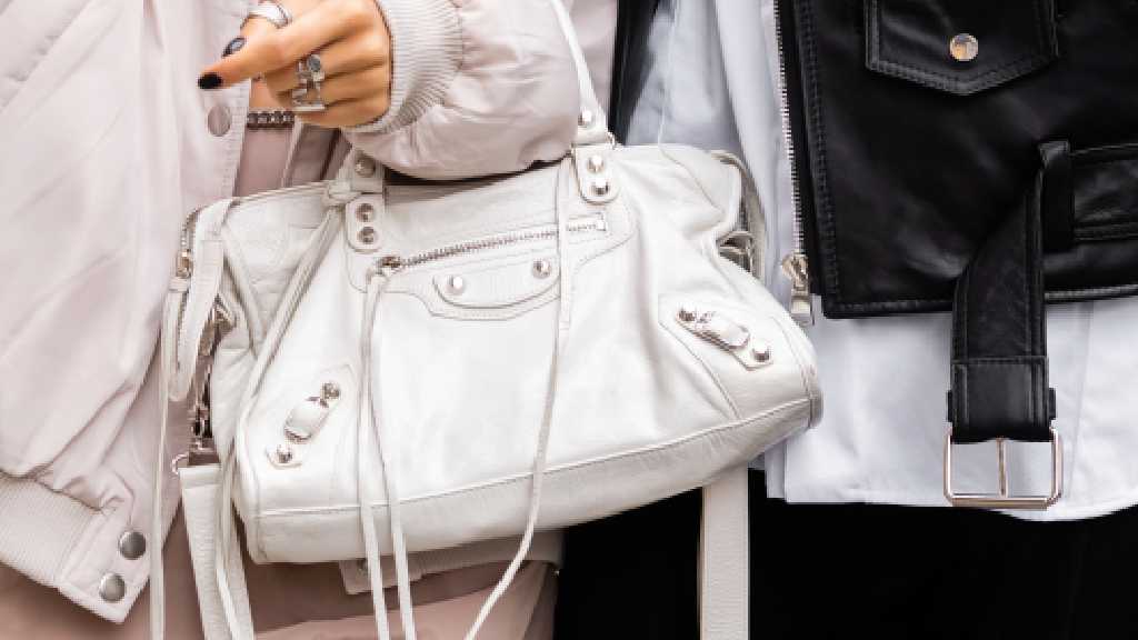 os-acessorios-balenciaga-para-investir-na-super-sale-mes-dos-pais-do-etiqueta-unica-