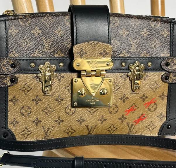 Foto de uma das bolsas de sucesso da louis vutton, clutch trunk reverse.