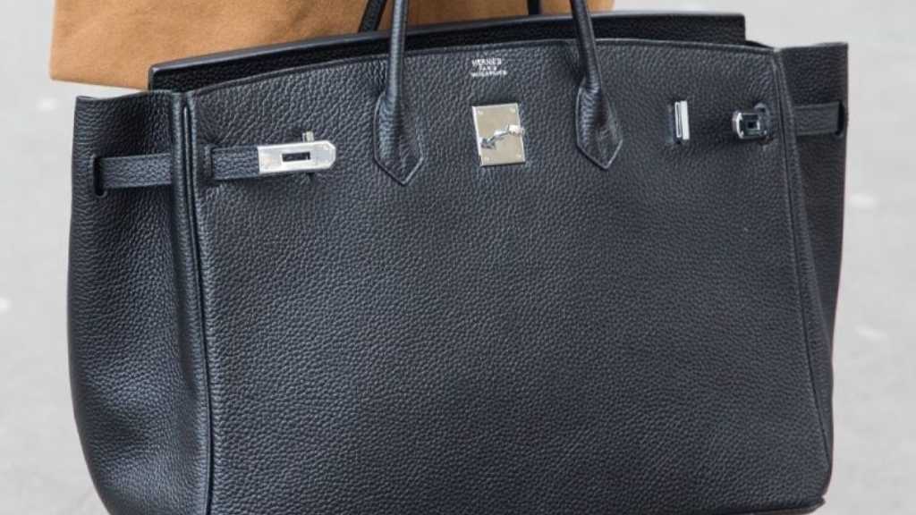 Descubra quem comprou a Birkin original de Jane Birkin por 7 milhões de euros no leilão da Sotheby’s e o que pretende fazer com a peça.