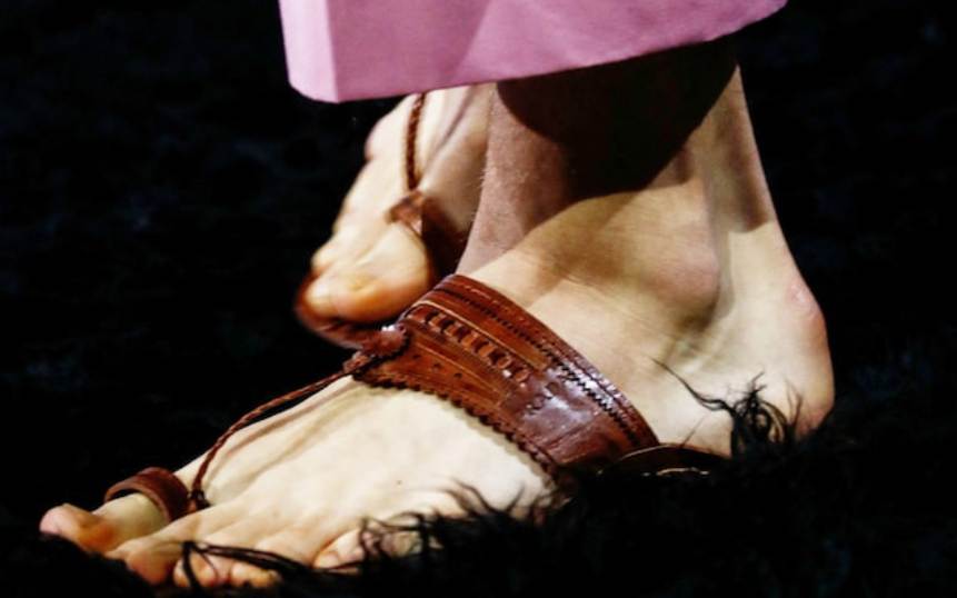 Foto da sandália da Prada inspirada no calçado indiano Kolhapuri chappals que também gerou polêmica como o casaco masculino da dior de jonathan anderson.