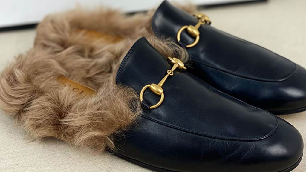 Foto do Mule Gucci Princetown com pelinhos, um sapato para inverno.