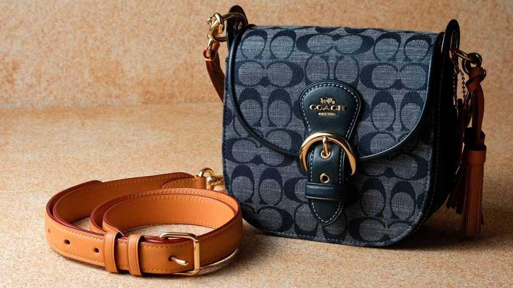 Bolsa coach do grupo tapestry que investe em sustentabilidade no luxo.