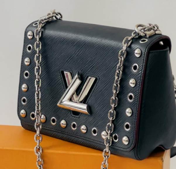 Foto de uma das bolsas de sucesso da louis vuitton, modelo twist.