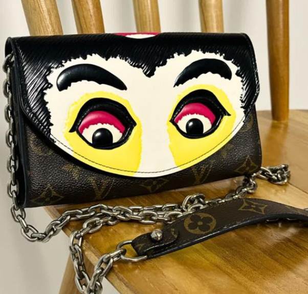 Foto de uma das clutches de sucesso da marca louis vuitton.