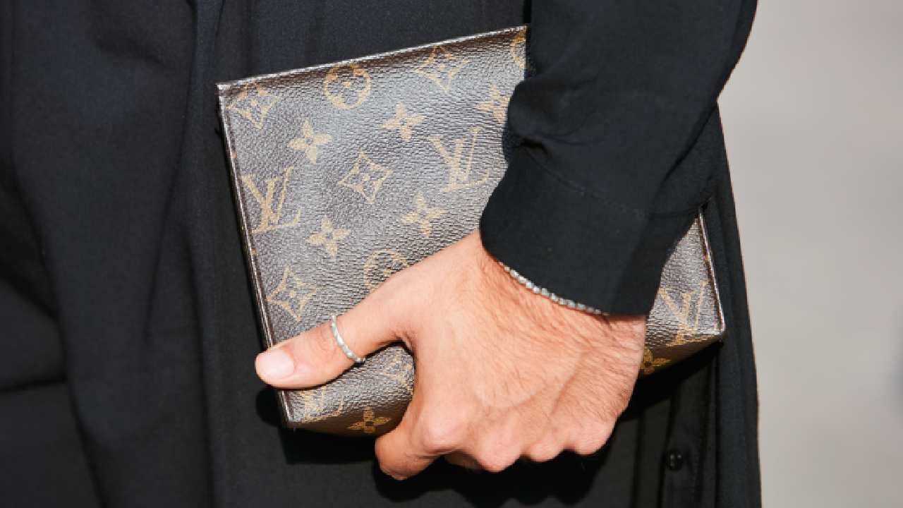 Jude Bellingham, jogador do Real Madrid, é o novo embaixador Louis Vuitton na linha masculina comandada por Pharrell Williams. Saiba como a escolha fortalece a maison.