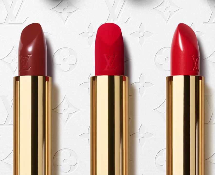 Foto de batons da primeira linha de maquiagem da Louis Vuitton.