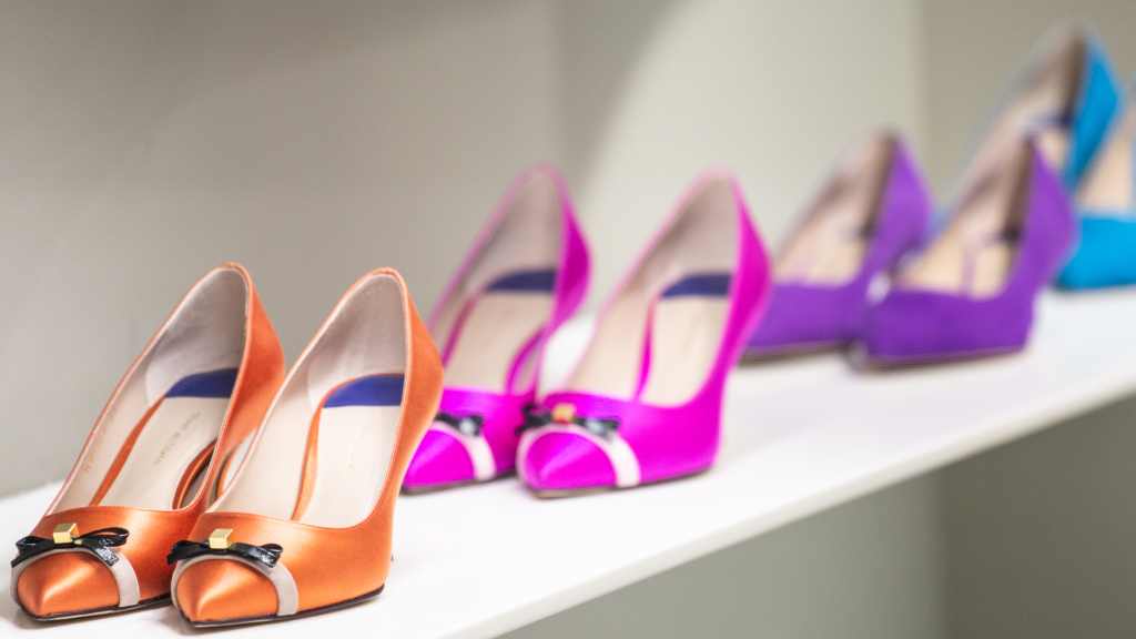 Icônica no universo dos sapatos de luxo, Stuart Weitzman muda de dono. Descubra os bastidores da venda e o futuro da marca americana.