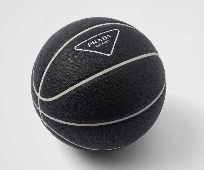 FOto da bola de basquete da Prada, preta com logo triangular e listras brancas.