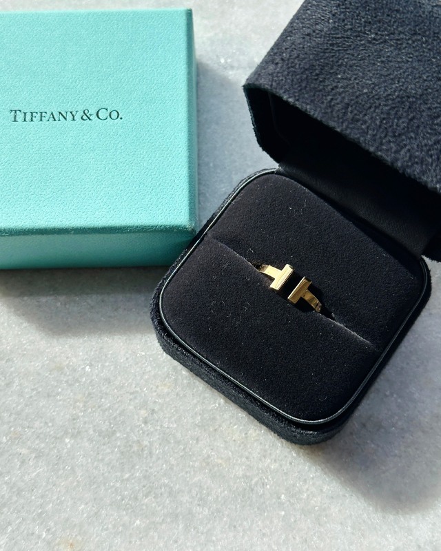 Anel Tiffany & Co T. Clique na imagem e confira mais peças da marca!