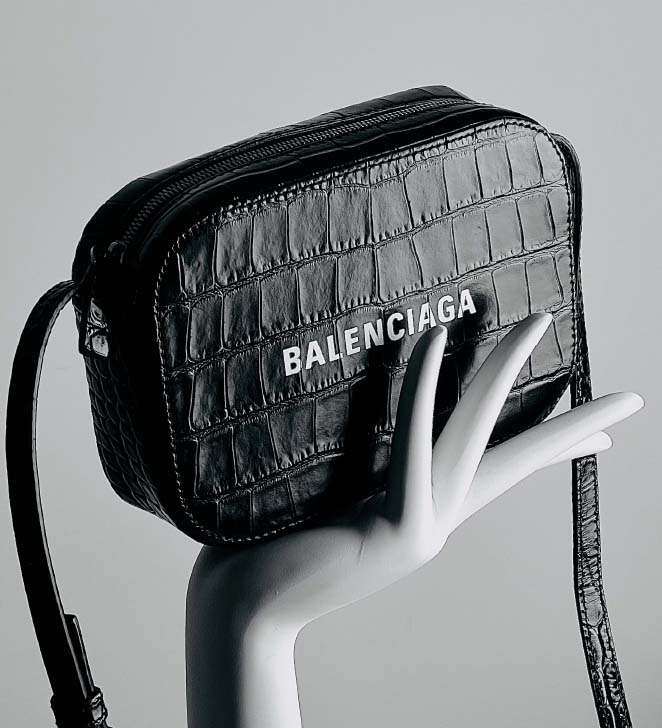 Foto deum modelo clássico e em alta balenciaga camera bag.