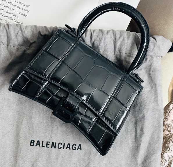 Foto de bolsa Balenciaga clássica em alta na second hand week modelo Hourglass.