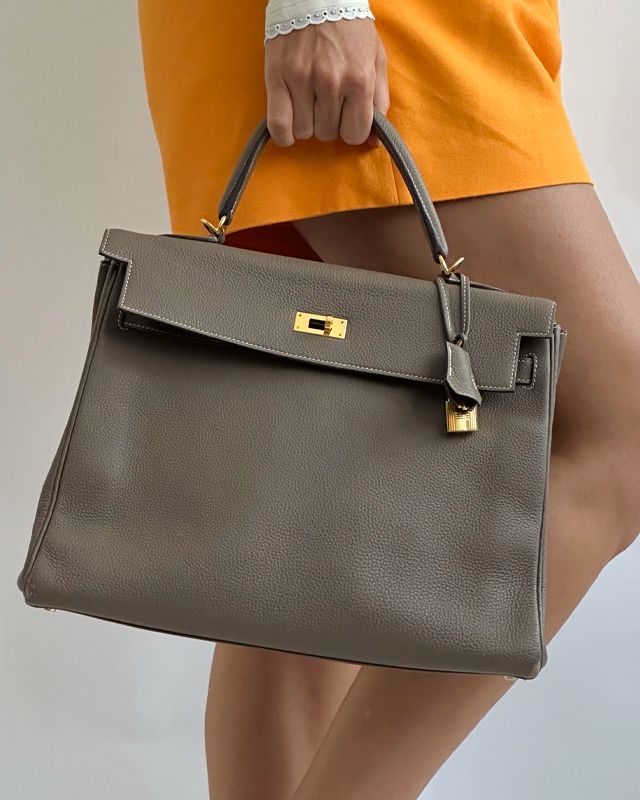 Foto de bolsa Kelly da Hermès um dos modelos mais procurados e disputados em brechós de luxo.