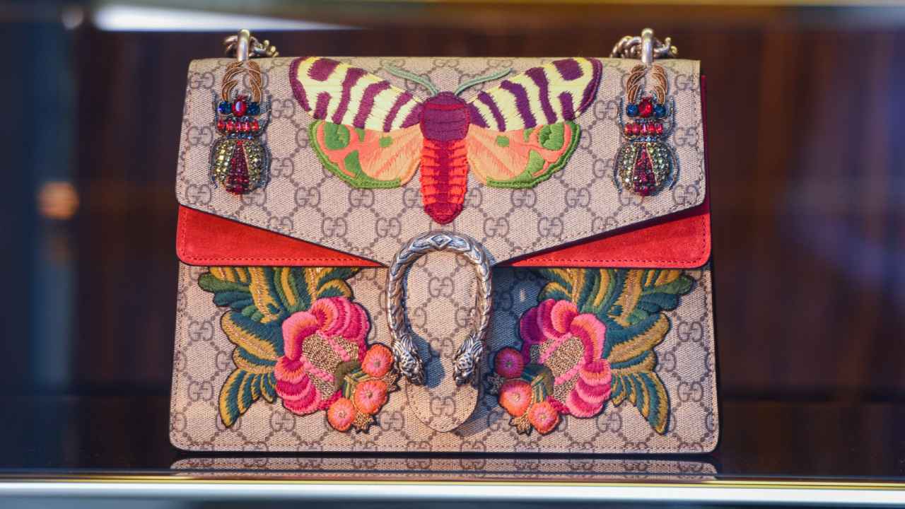 Bolsas Gucci bordadas e estampadas, coloridas.