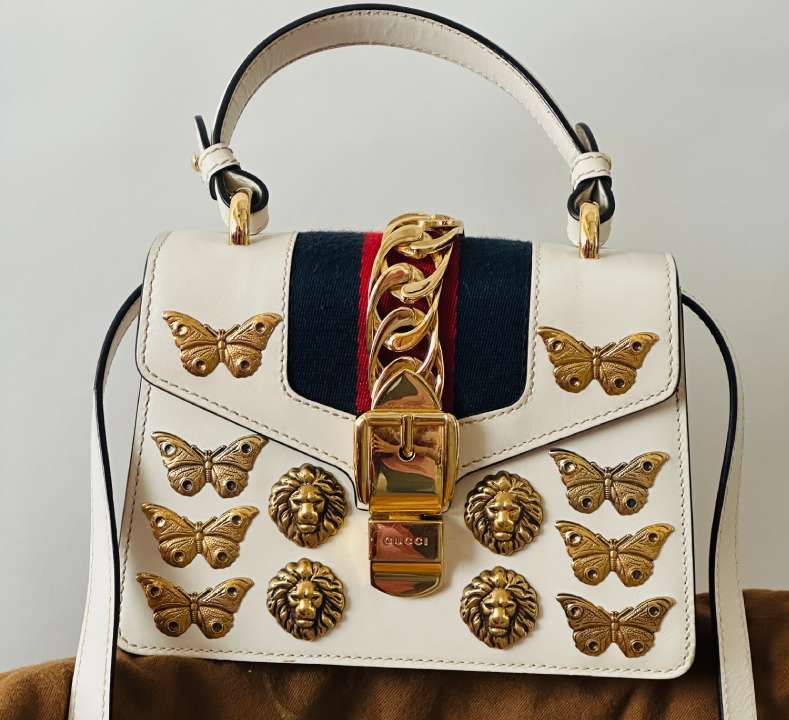Foto da Sylvie um dos modelos de bolsas Gucci Maximalistas com bordados dourados por toda a peça.