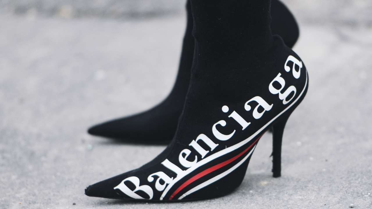 A Balenciaga aderiu a tendência do “toewear”, sapatos de 5 dedos, e revelou uma versão inusitada de sandálias chamadas “Coachella”.