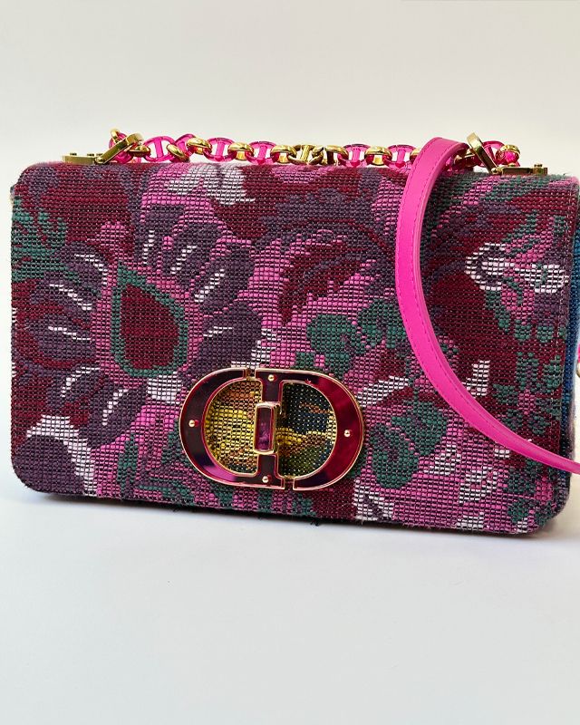 Bolsa Dior Caro. Clique na imagem e confira mais peças da marca!