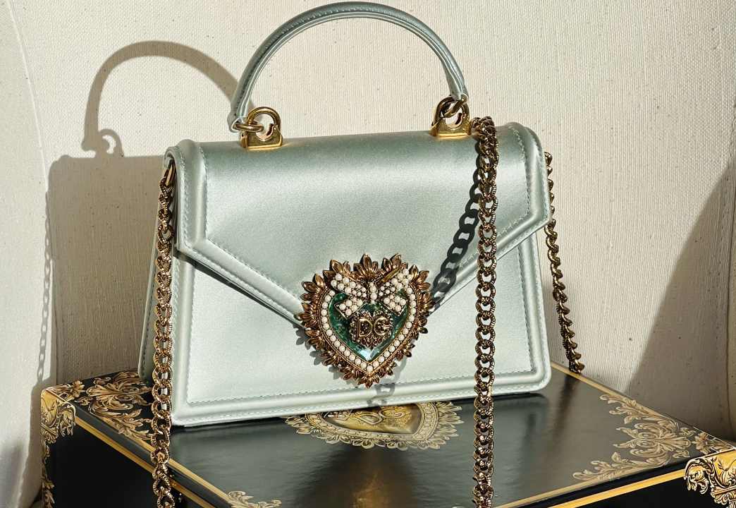 Foto da Bolsa Devotion da Dolce e Gabbana com alça comprida de corrrente para usar crossbody ou tiracolo.