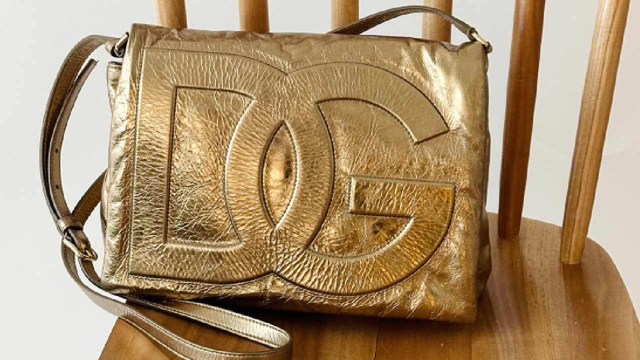Foto de uma das bolsas crossbody da Dolce e Gabbana.