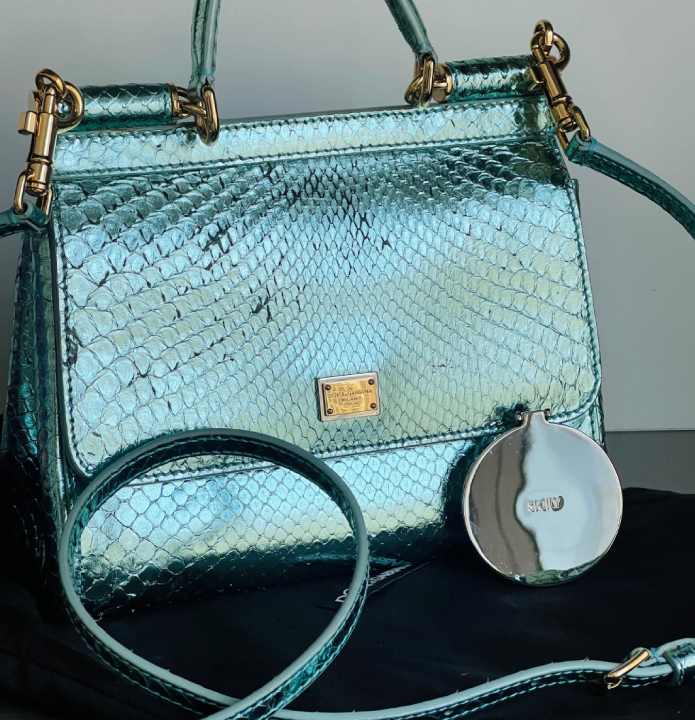 Foto da Miss Sicily uma das bolsas com alça longa da Dolce e Gabbana para usar crossbody.