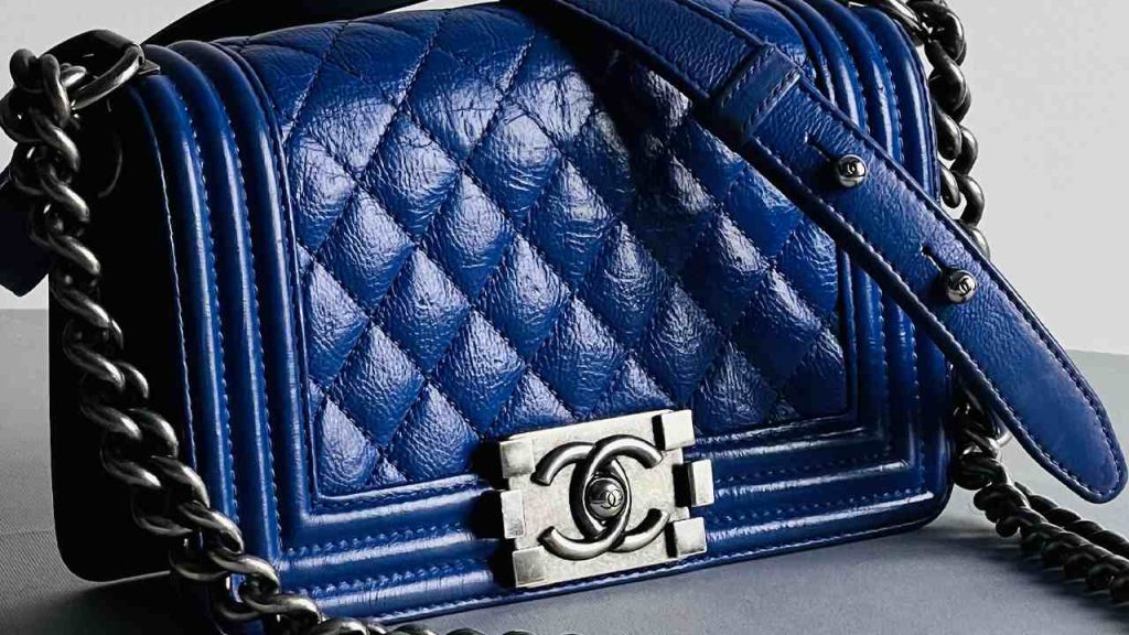 Foto de bolsa de luxo pequena modelo chanel boy small.