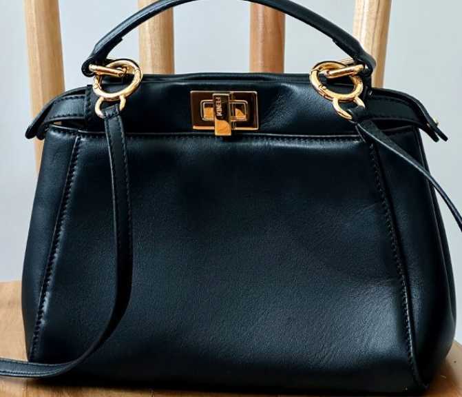 Foto de bolsa de luxo pequena modelo mini Peekaboo da Fendi.