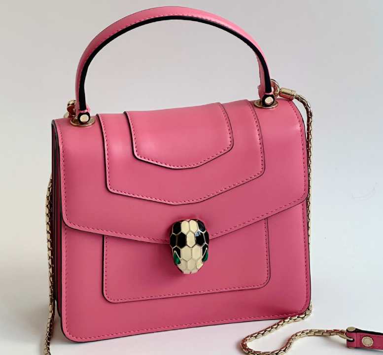 Foto da Bulgari Serpenti um dos modelos de bolsas de luxo geométricos e firmes.