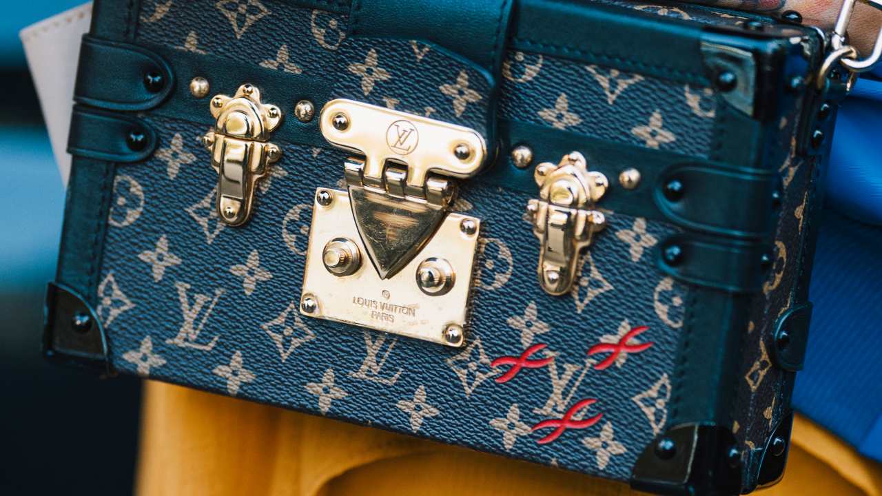 Conheça as bolsas de luxo estruturadas das marcas de luxo, box bags geométricas pequenas em formato de caixinha perfeitas para eventos festivos.