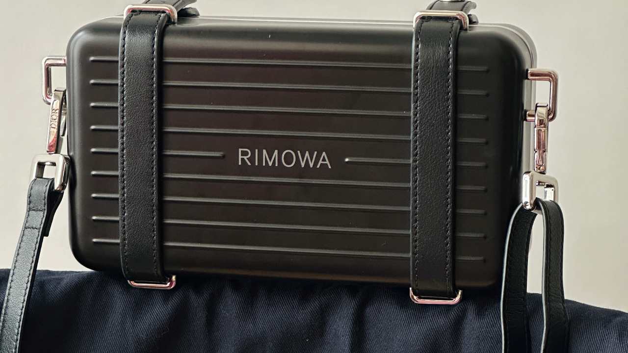 Foto de bolsa Rimowa, pequena, geométrica e estruturada.