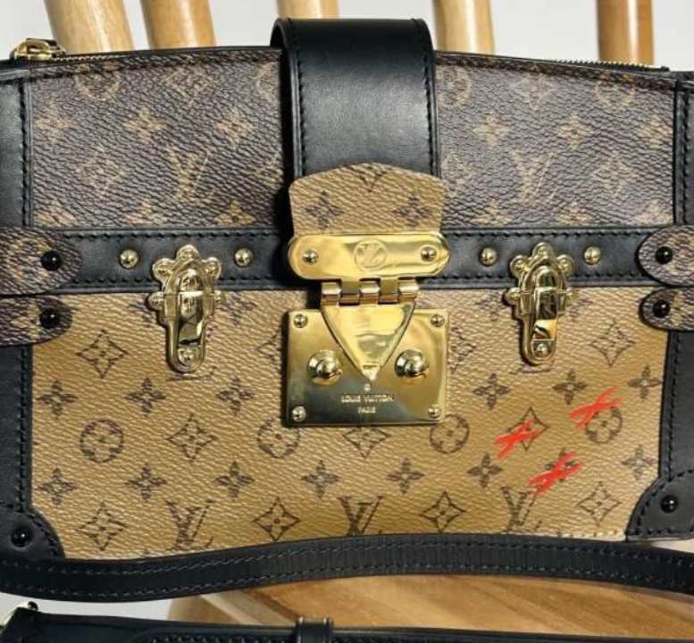 Foto da LV Trunk, uma bolsa de luxo estruturada que lembra um baú de viagem.