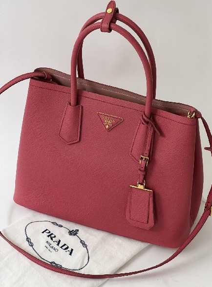 Foto de Tote Bag Prada Double com alça adicional para usar crossbody.