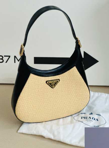 Foto de Bolsa Prada Cleo em ráfia.