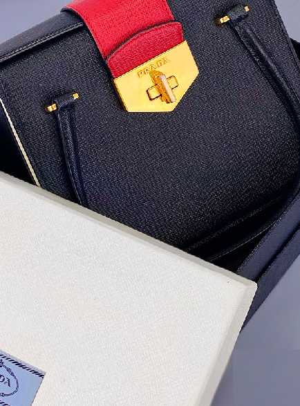 Foto da Bolsa Turn Lock.