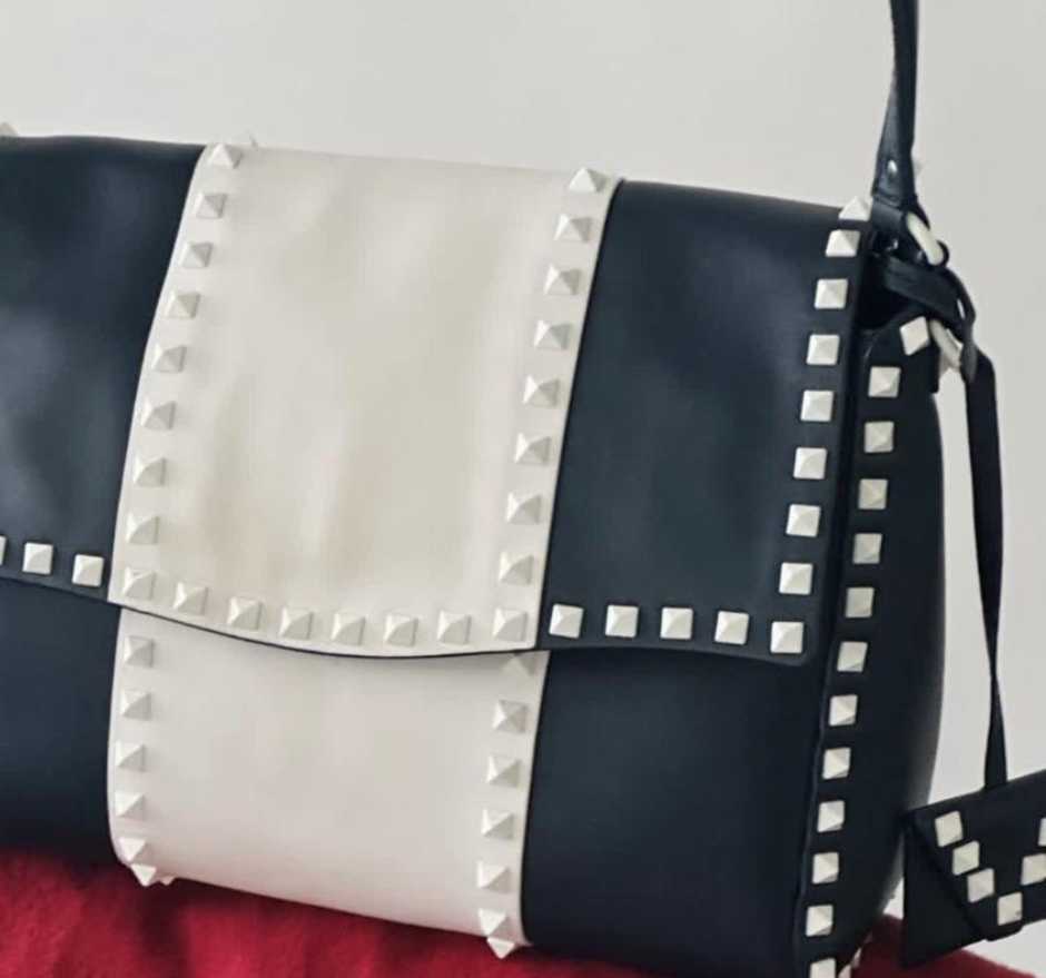Foto de uma das bolsas valentino de sucesso na second hand week.