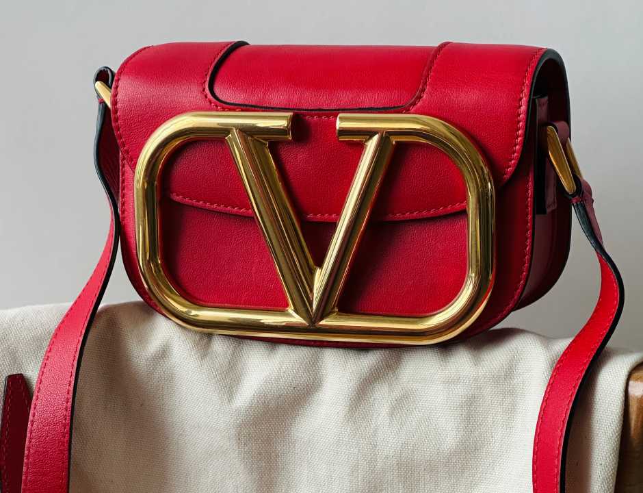 Foto de uma bolsa valentino de sucesso modelo supervee.