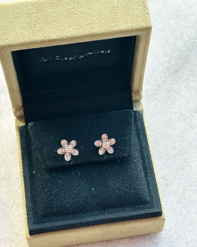 Brinco Van Cleef & Arpels. Clique na imagem e confira mais modelos da marca!