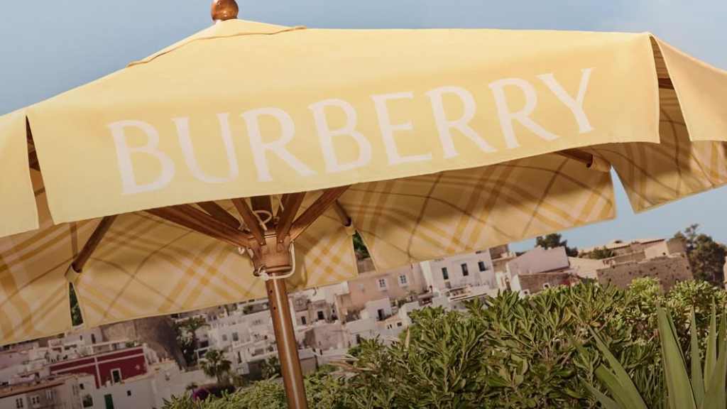 Foto do guarda-sol com estampa clássica xadrez da burberry em amarelo para um evento expecial em Ibiza.