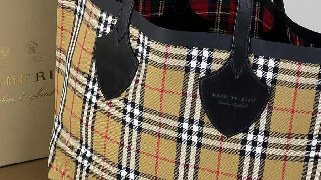 Burberry Ibiza 2025: marca britânica assume rooftop do The Standard com xadrez exclusivo, coquetéis e experiências de verão exclusivas.